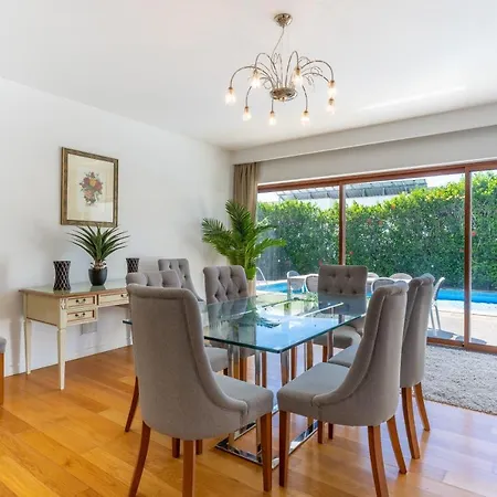 Villa Victoria With Private Heated Pool