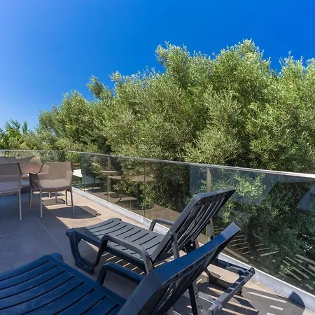 Victoria With Private Heated Pool Villa